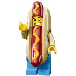 Homme déguisé en hot-dog